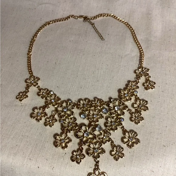 Vintage cascading daisies Gold Floral Statement Necklace center rhinestones - Picture 4 of 10